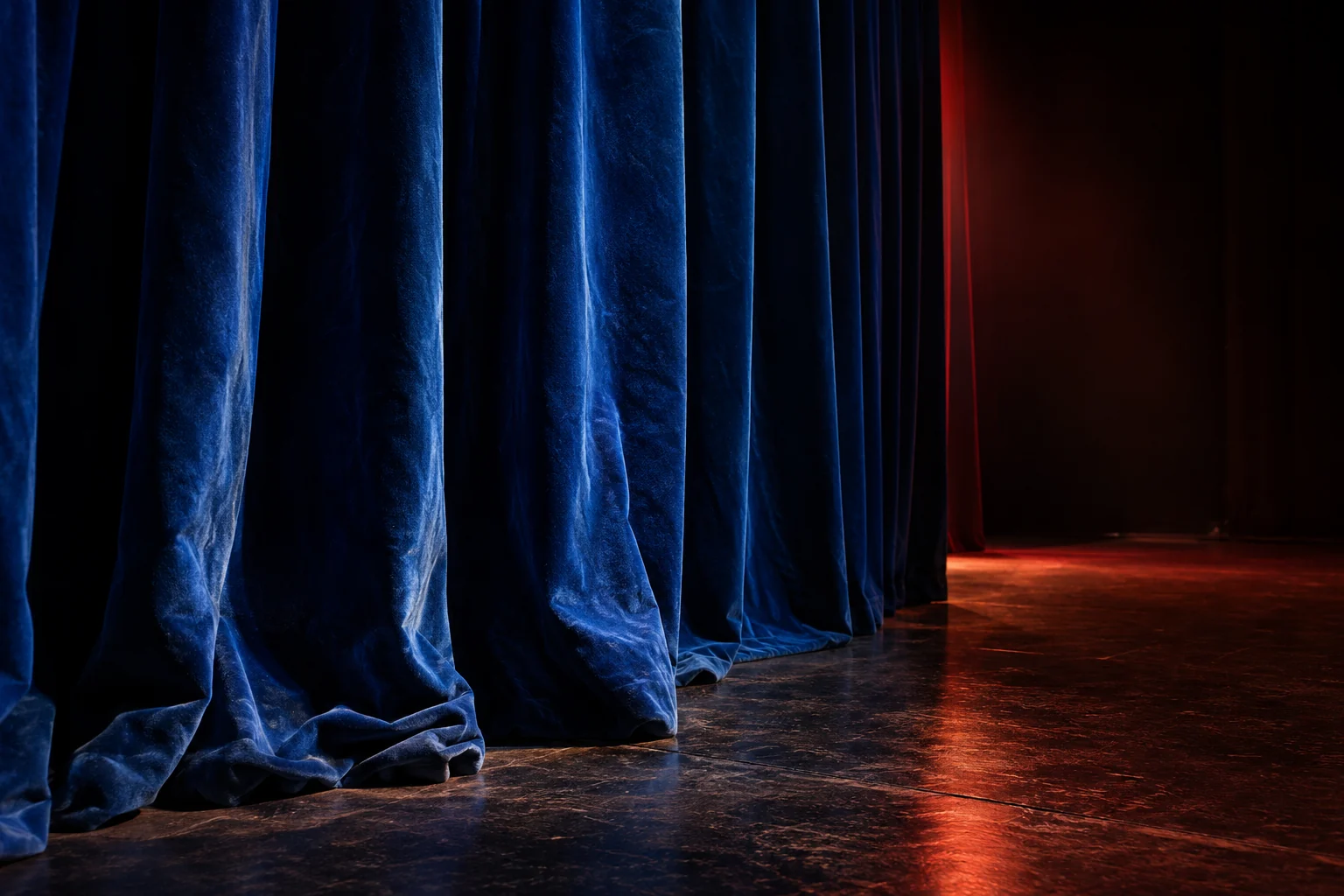 kobaltblauwe theatergordijnen met dramatisch licht.