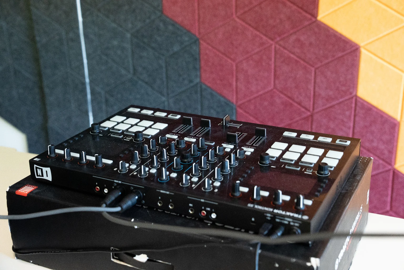 DJ-controller voor de gekleurde akoestische panelen in de studio.