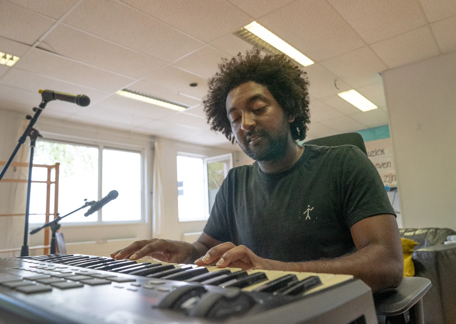 Jarrel achter het keyboard in Studio Sintels.