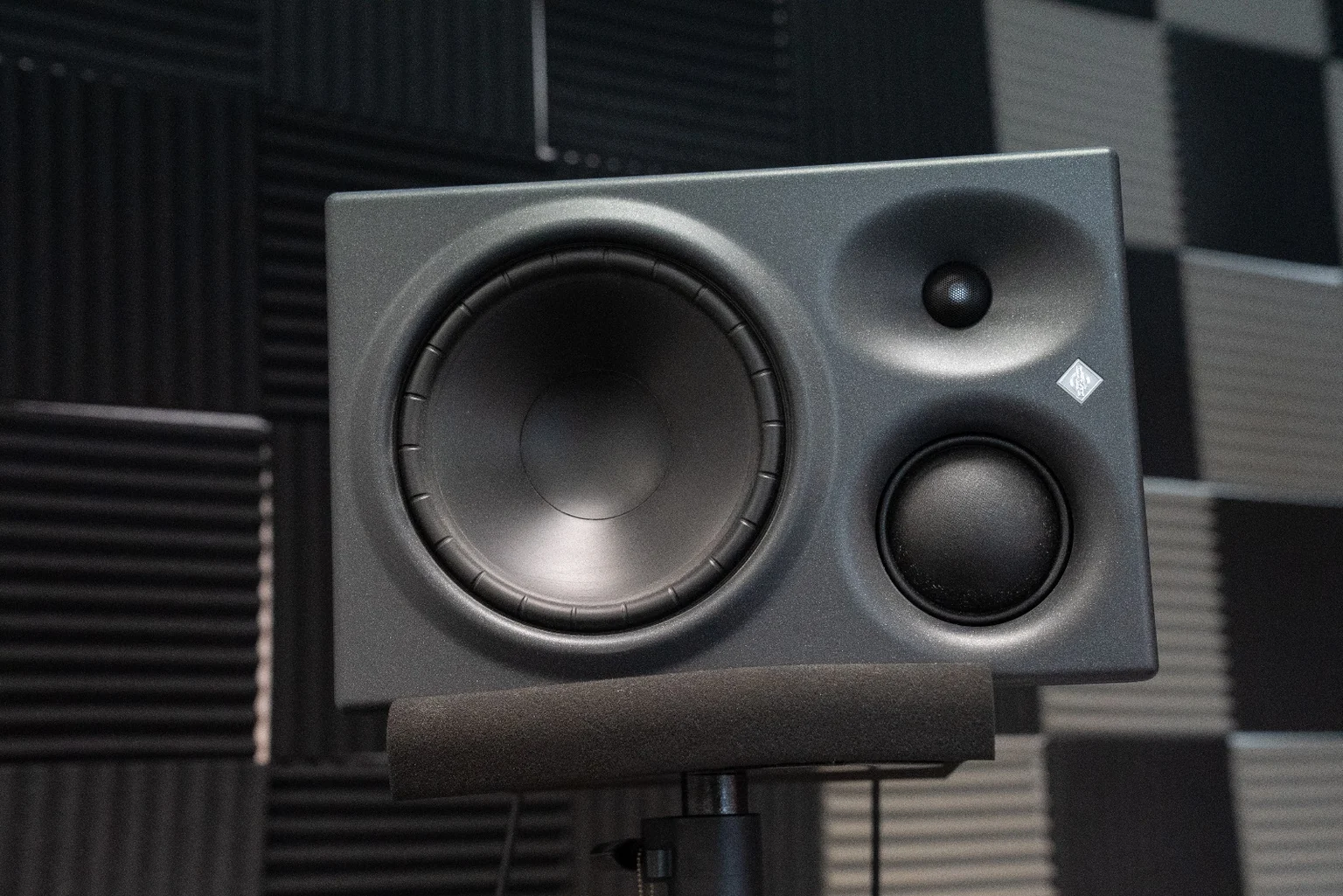 Studiomonitor voor de akoestische panelen van Studio Sintels.